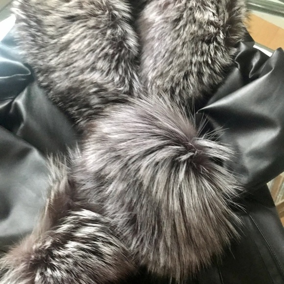 ๐ธ๐ธ๐ธ SOLD ๐ธ๐ธ๐ธ Gorgeous SILVER FOX FUR trim on a long leather coat - Picture 6 of 11